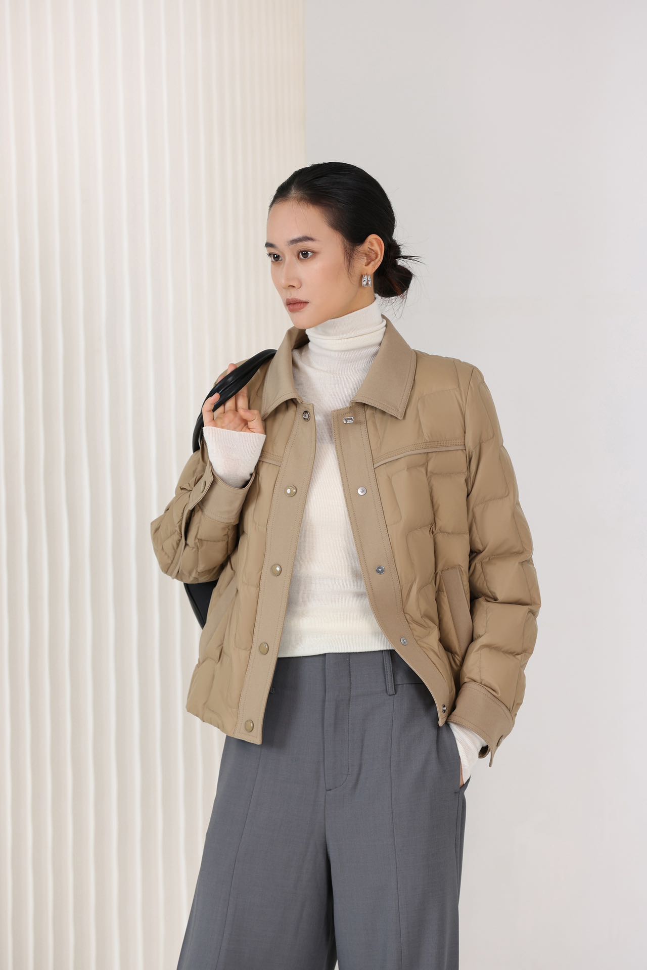 女士翻领短款羽绒服