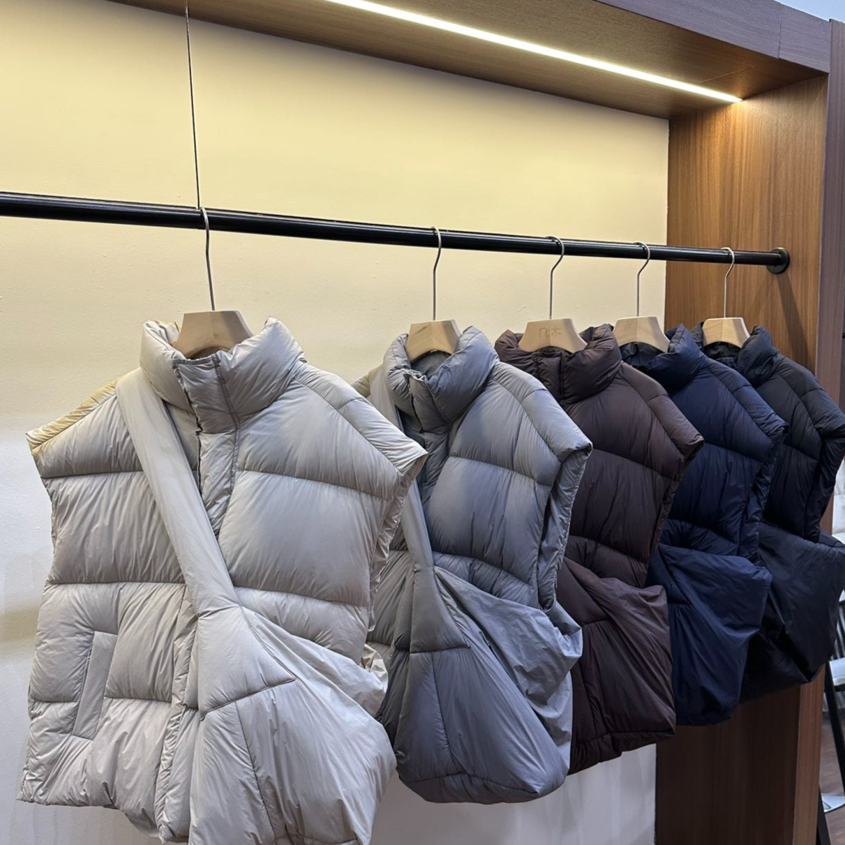 立领蓬松羽绒马甲 配同料羽绒包套装